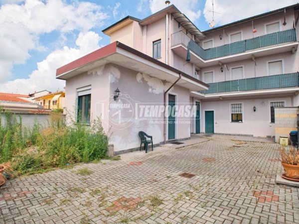 casa indipendente in vendita a Trecate