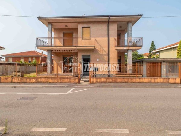 casa indipendente in vendita a Trecate