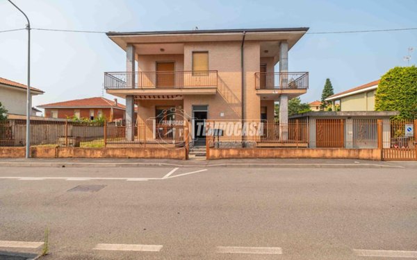 casa indipendente in vendita a Trecate