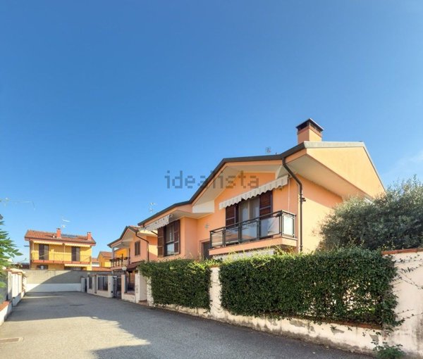 casa indipendente in vendita a Trecate