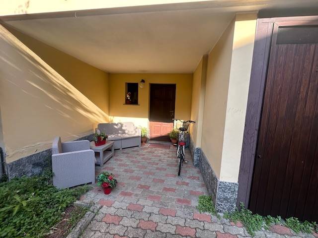 casa indipendente in vendita a Trecate
