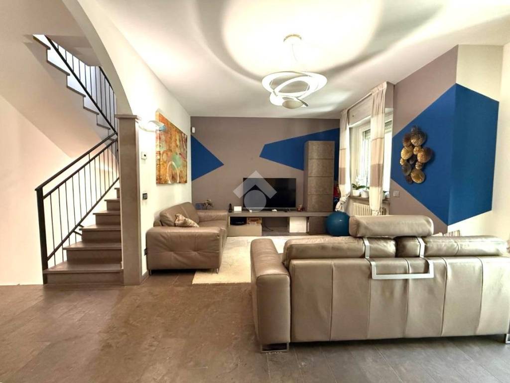 casa indipendente in vendita a Trecate