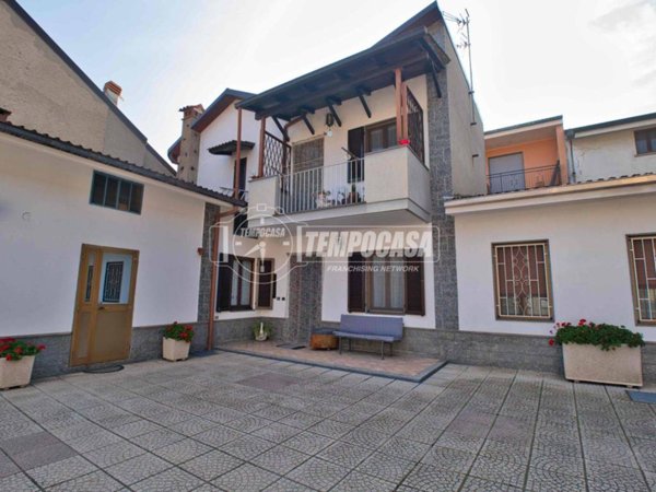 casa indipendente in vendita a Trecate
