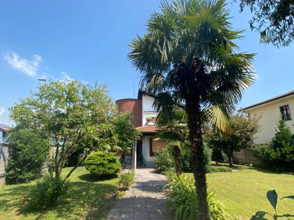 casa indipendente in vendita a Trecate