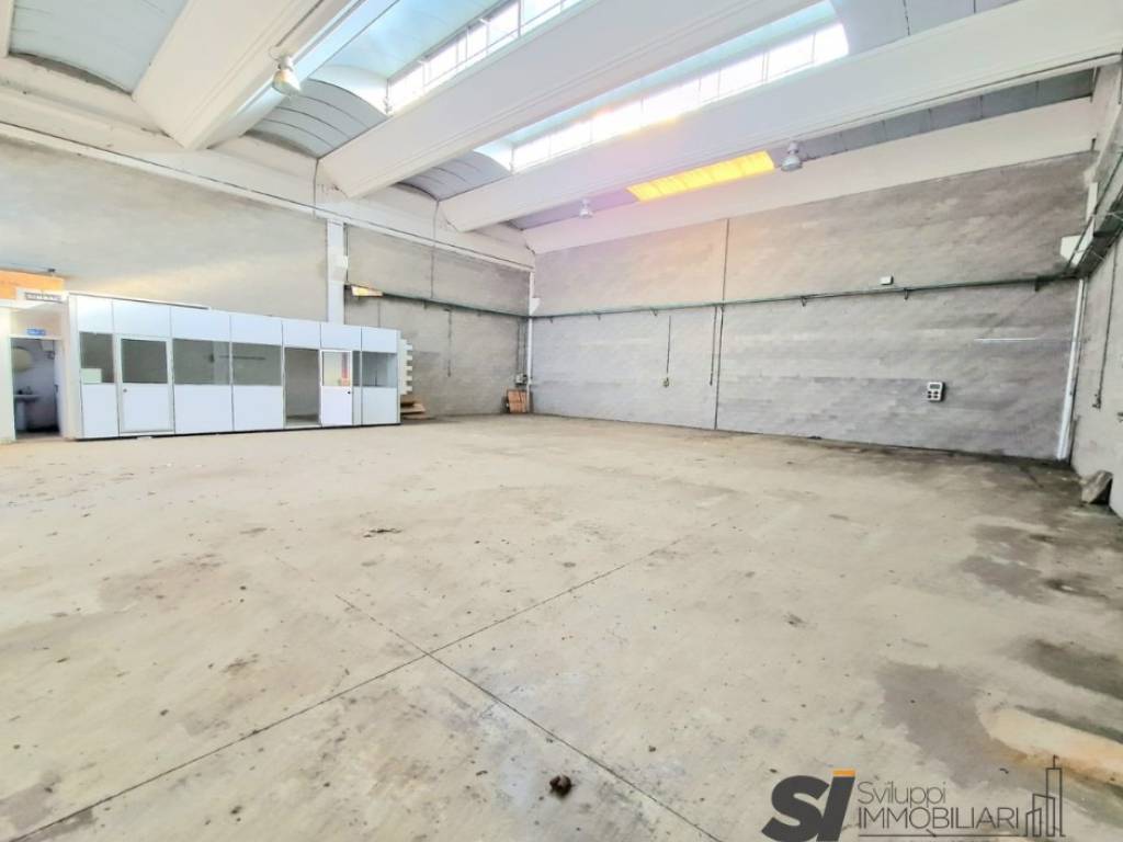 locale commerciale in vendita a Trecate in zona San Martino