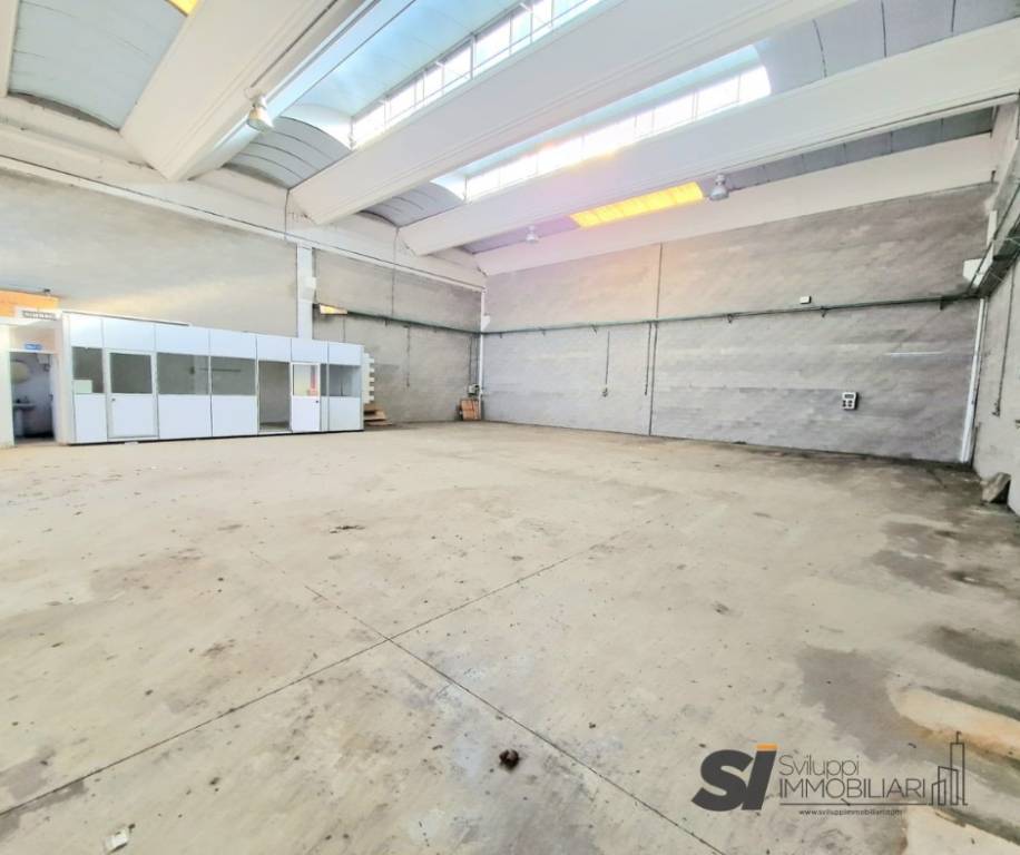 locale commerciale in vendita a Trecate in zona San Martino