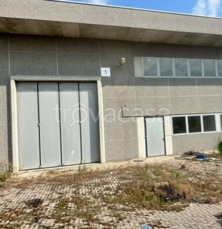 locale commerciale in vendita a Trecate in zona San Martino