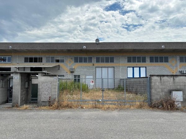 locale commerciale in vendita a Trecate