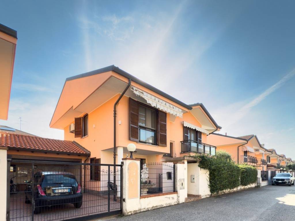 casa indipendente in vendita a Trecate