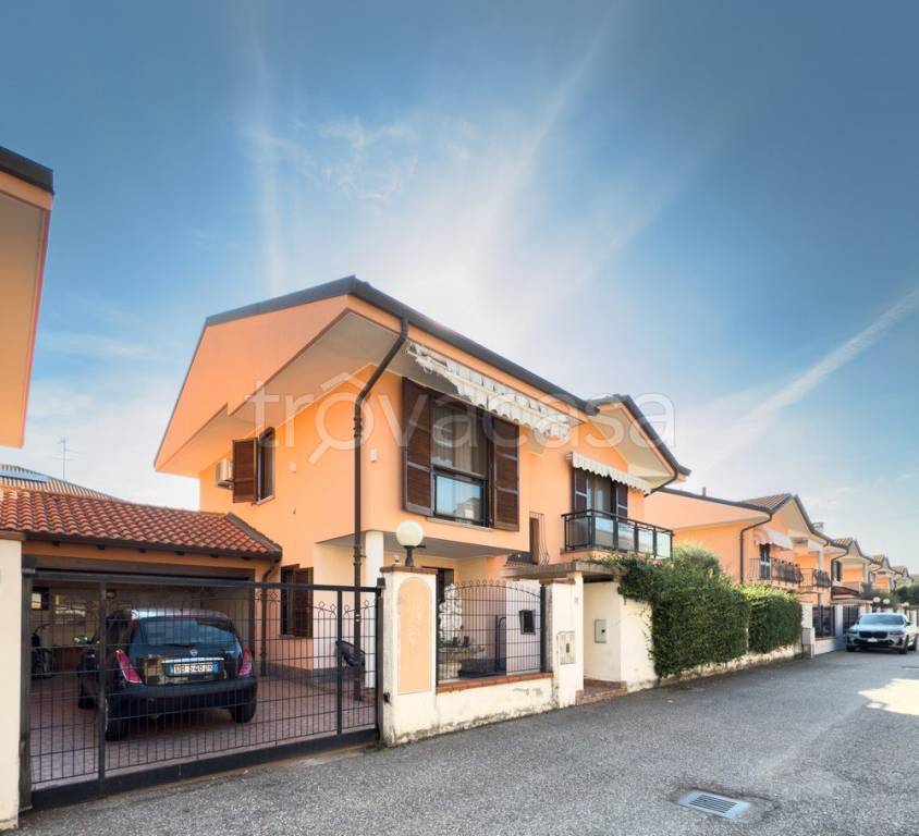 casa indipendente in vendita a Trecate