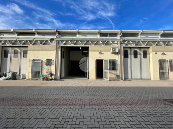 locale commerciale in vendita a Trecate