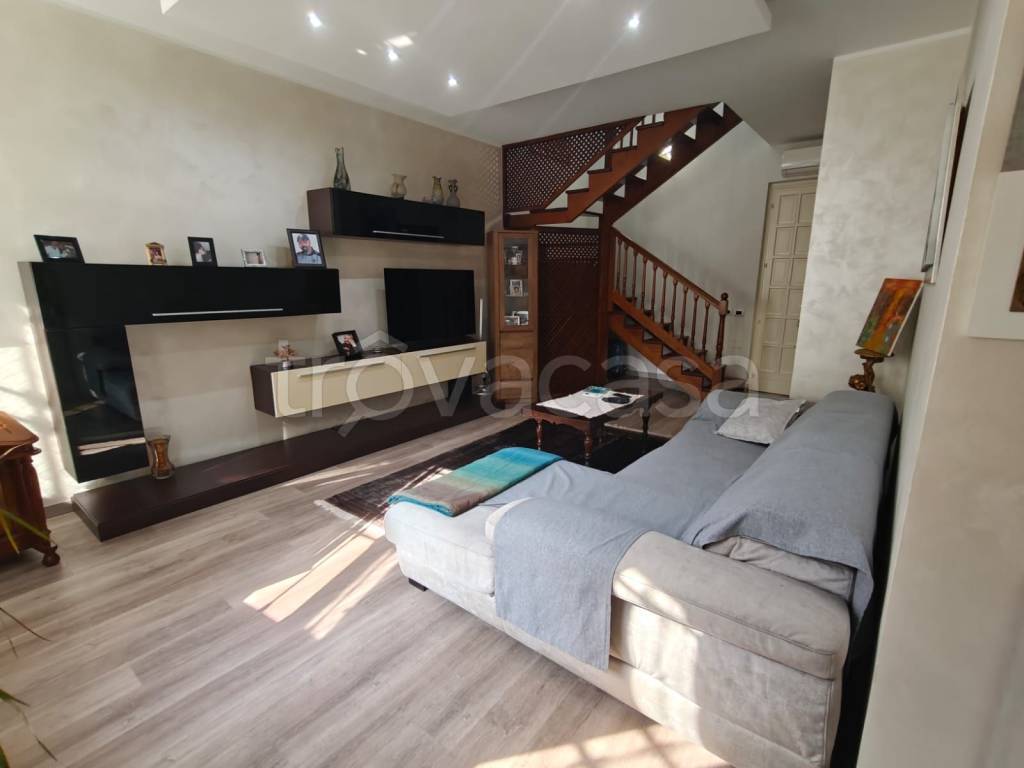 casa indipendente in vendita a Trecate