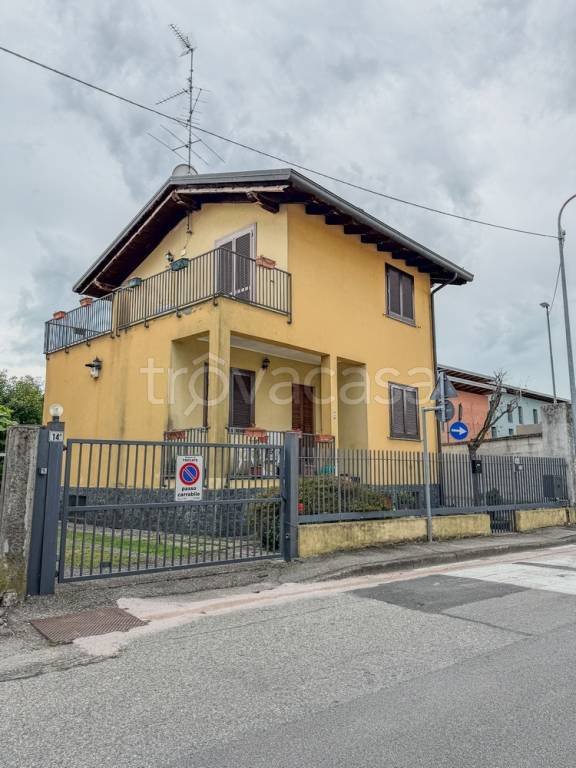 casa indipendente in vendita a Trecate