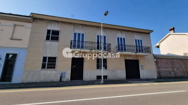 casa indipendente in vendita a Trecate