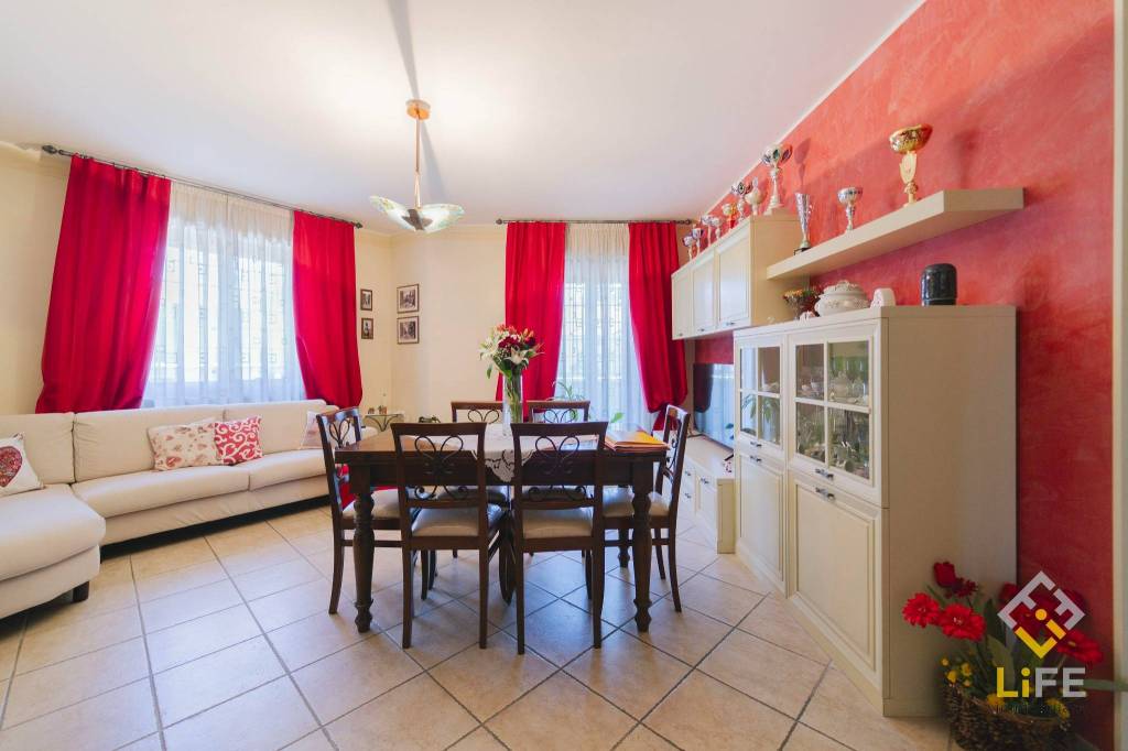 casa indipendente in vendita a Trecate