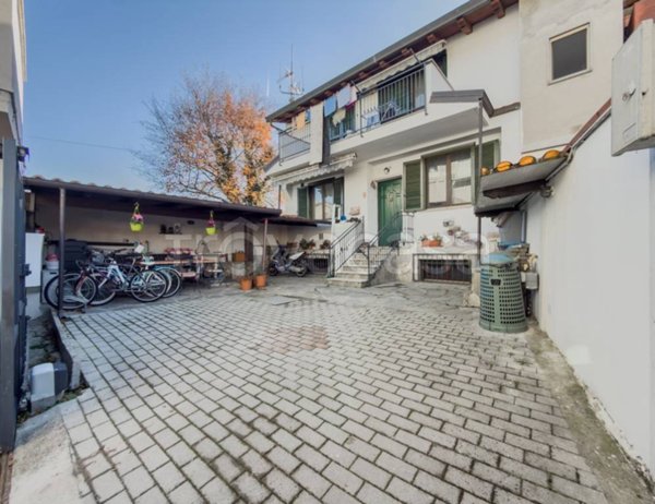 casa indipendente in vendita a Trecate