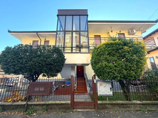 casa indipendente in vendita a Trecate