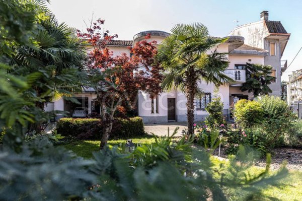 casa indipendente in vendita a Trecate