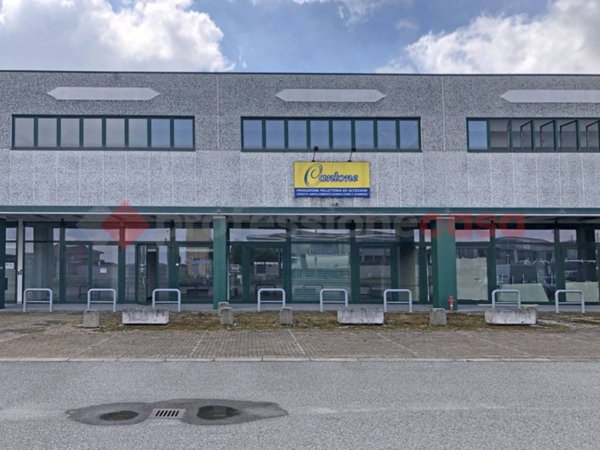 locale commerciale in vendita a Trecate in zona San Martino