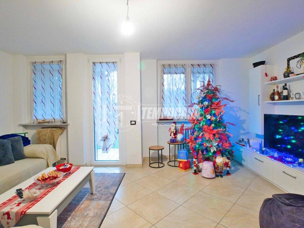 casa indipendente in vendita a Trecate