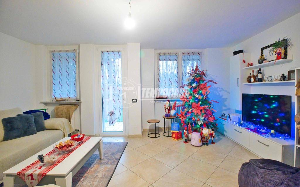 casa indipendente in vendita a Trecate