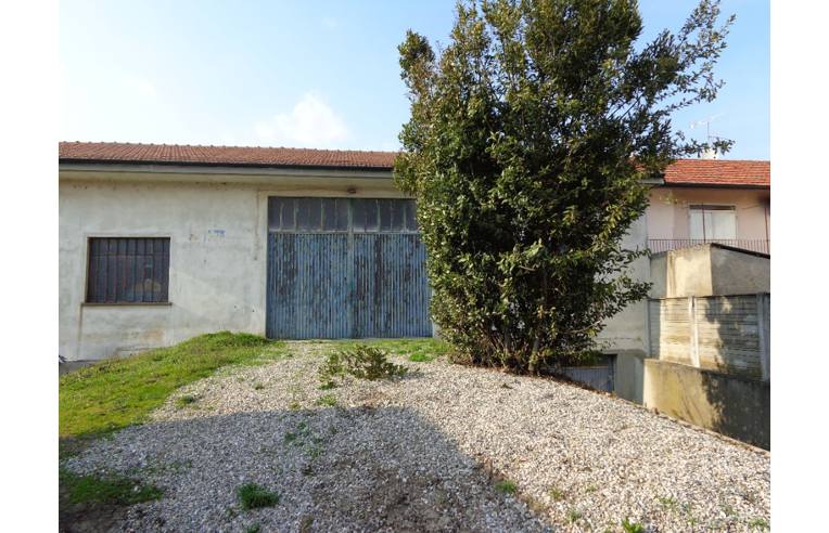locale di sgombero in vendita a Trecate
