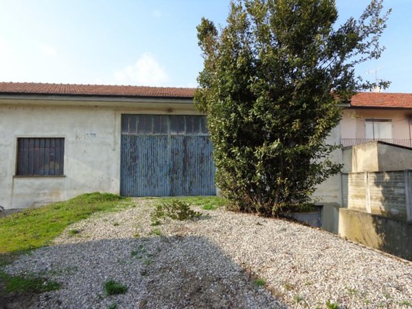 locale di sgombero in vendita a Trecate