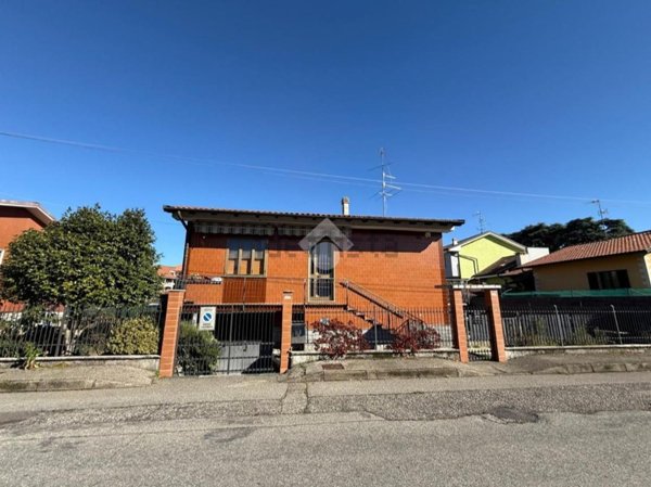 casa indipendente in vendita a Trecate