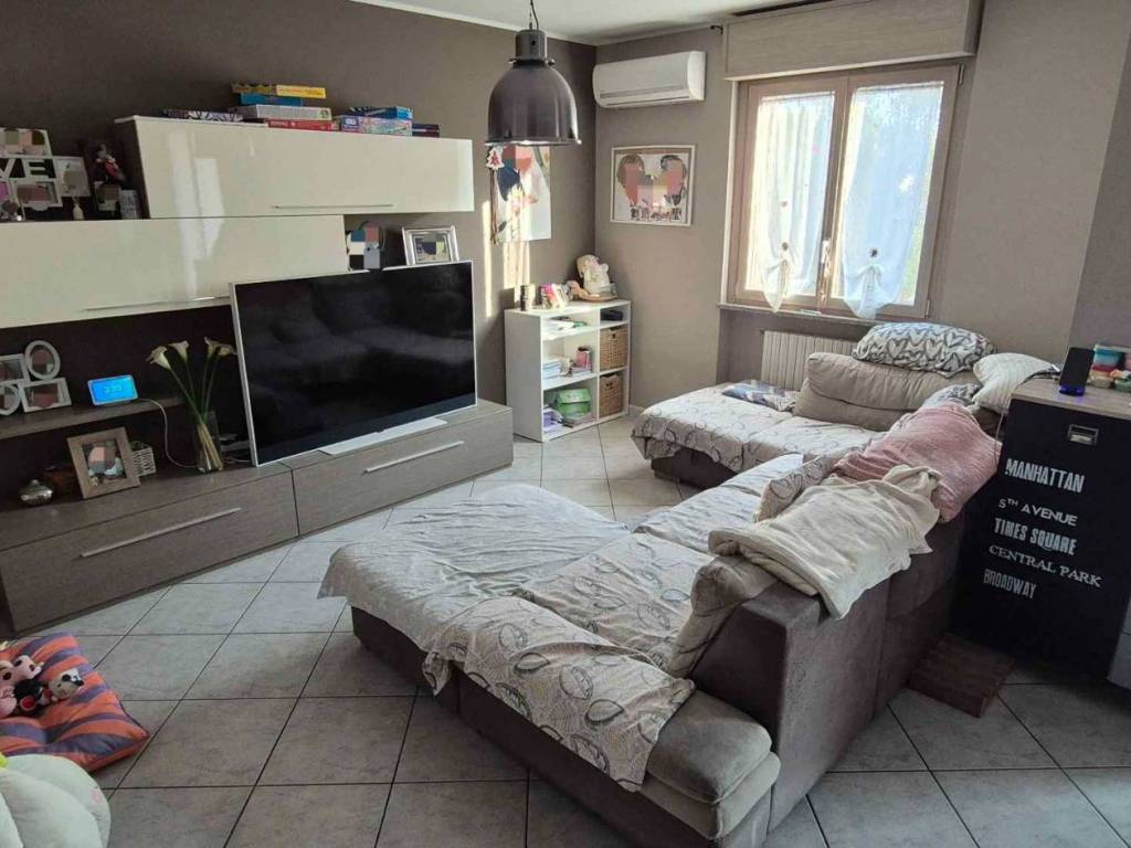 casa indipendente in vendita a Trecate