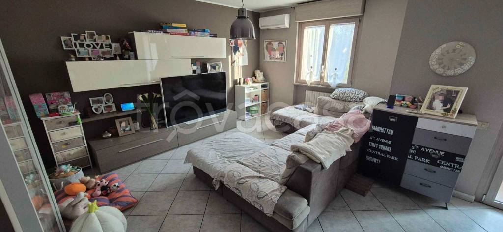 casa indipendente in vendita a Trecate