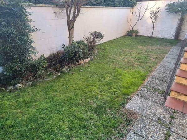 casa indipendente in vendita a Trecate