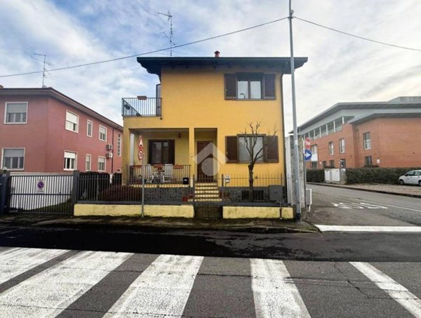 casa indipendente in vendita a Trecate