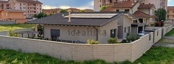 casa indipendente in vendita a Trecate