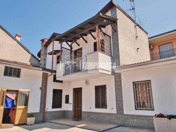 casa indipendente in vendita a Trecate