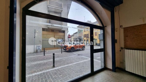 locale commerciale in vendita a Trecate