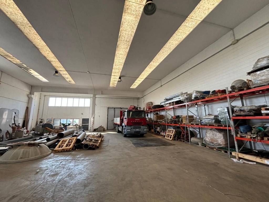 locale commerciale in vendita a Trecate