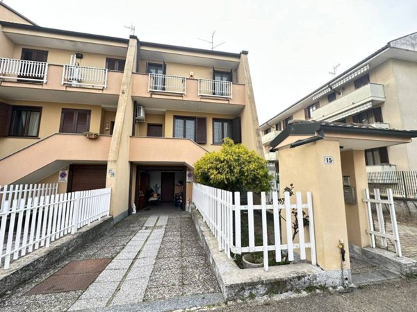 casa indipendente in vendita a Trecate