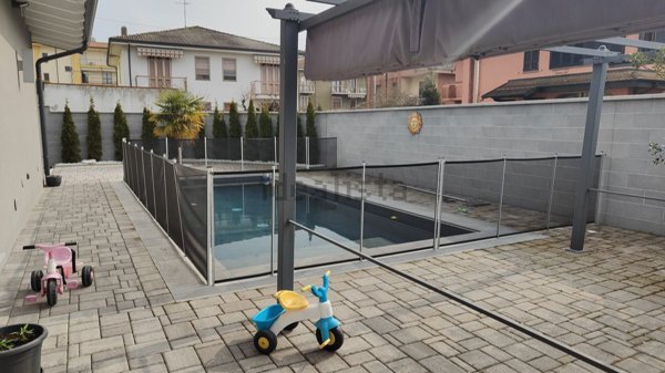 casa indipendente in vendita a Trecate