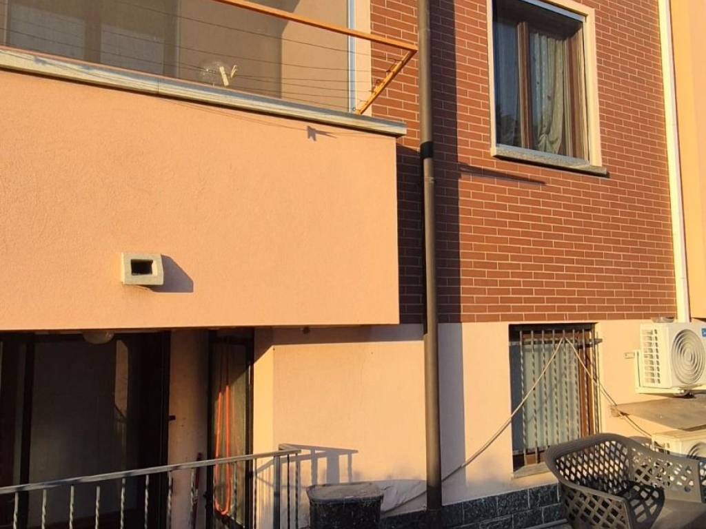 casa indipendente in vendita a Trecate