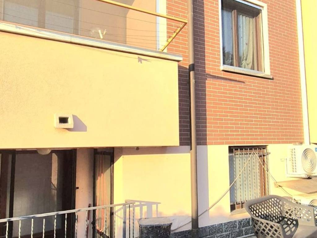 casa indipendente in vendita a Trecate