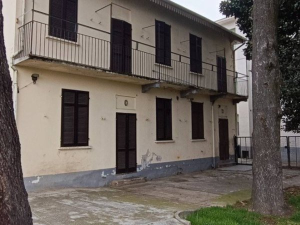 casa indipendente in vendita a Trecate