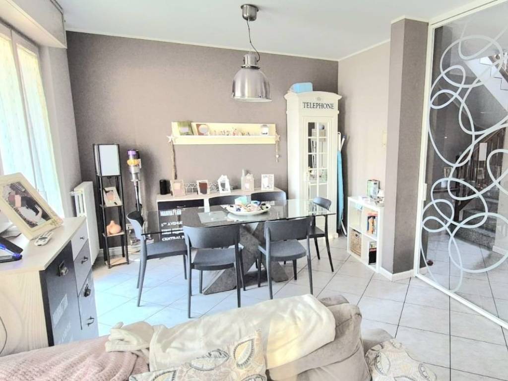 casa indipendente in vendita a Trecate