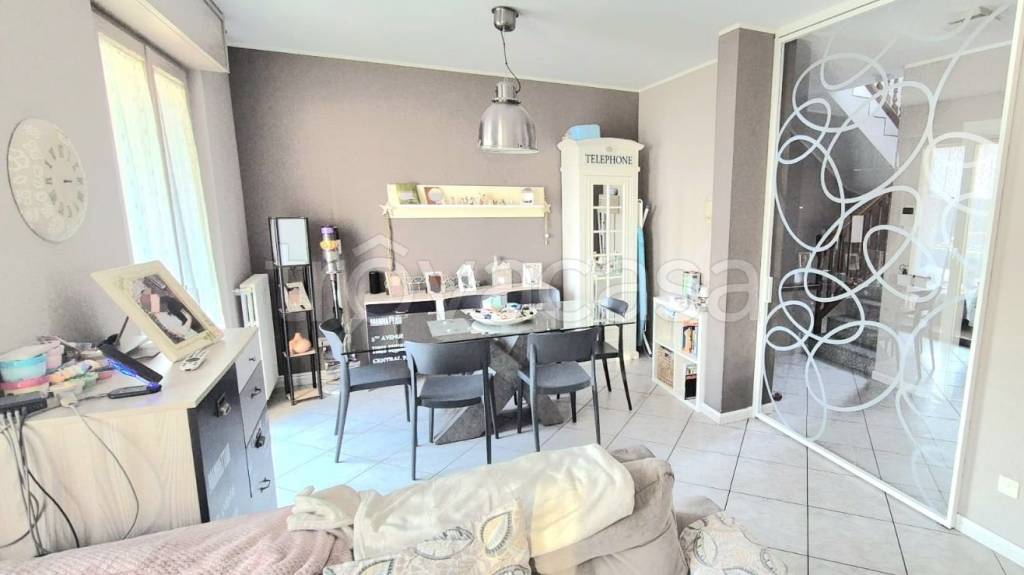 casa indipendente in vendita a Trecate