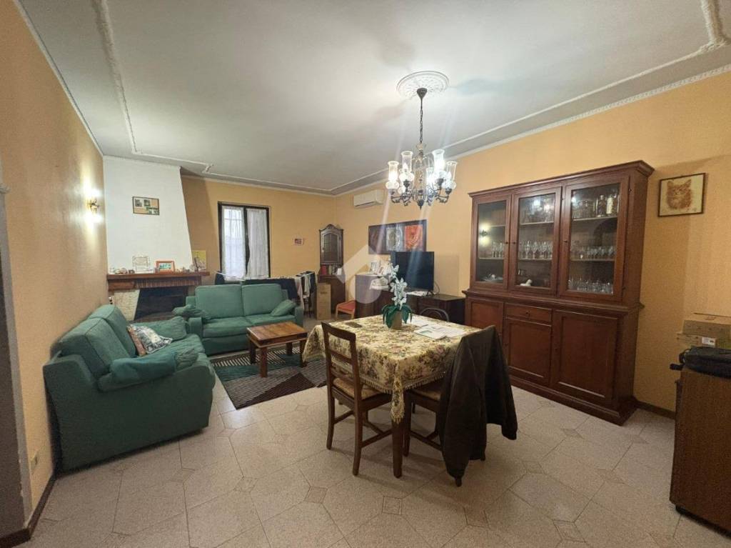 casa indipendente in vendita a Trecate