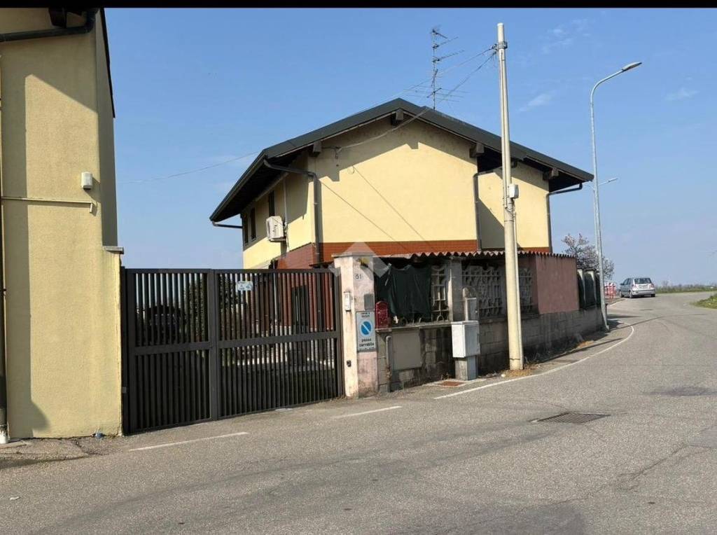 casa indipendente in vendita a Trecate