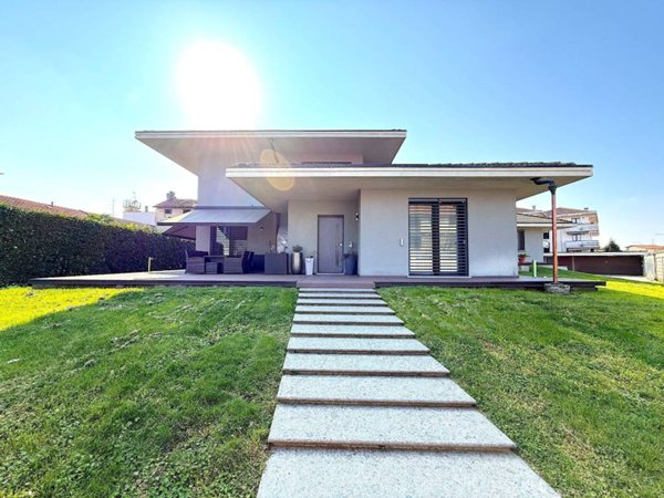casa indipendente in vendita a Trecate