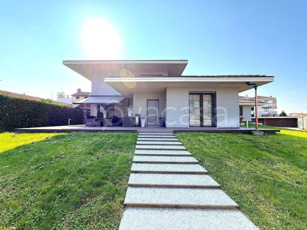 casa indipendente in vendita a Trecate