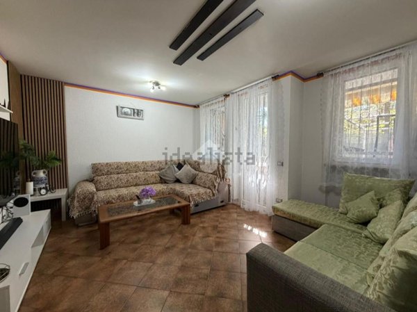 casa indipendente in vendita a Trecate