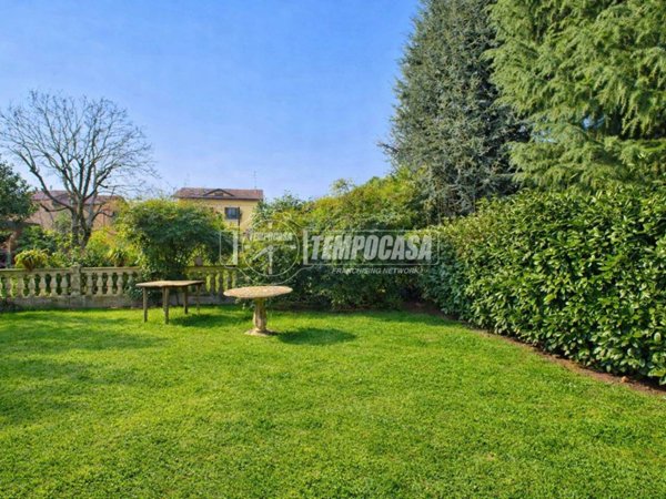 casa indipendente in vendita a Trecate