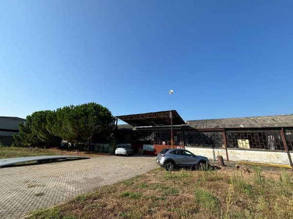 locale commerciale in vendita a Trecate